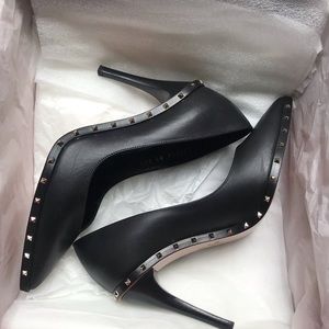 VALENTINO BLACK LEATHER SOLE STUD PUMP
